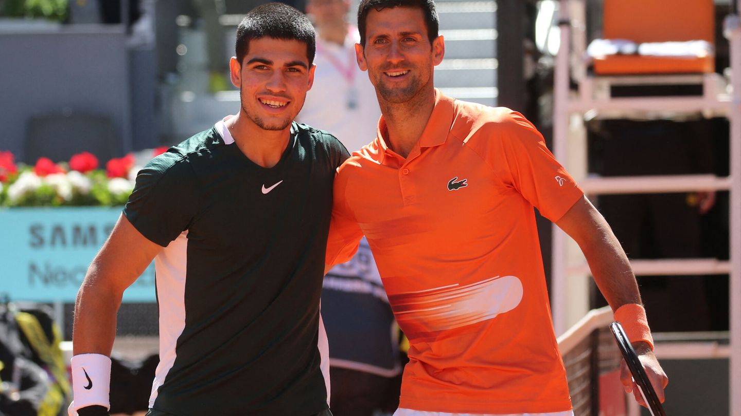 Alcaraz y Djokovic antes de jugar en el Mutua 2022. (Reuters/Isabel Infantes)