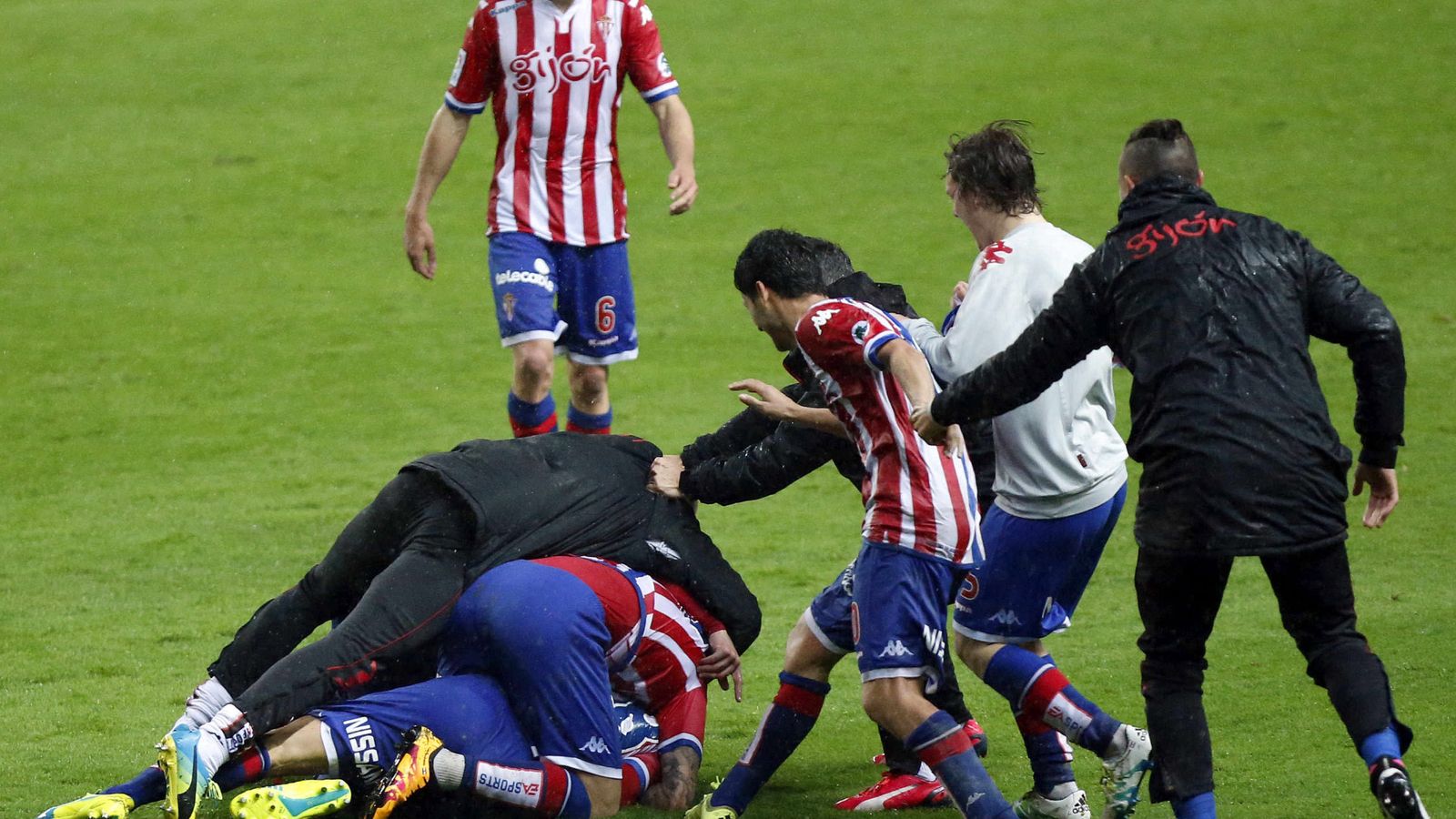 Foto: Locura en El Molinón cuando Isma López marcó en el último instante el gol que dio el triunfo al Sporting (EFE)