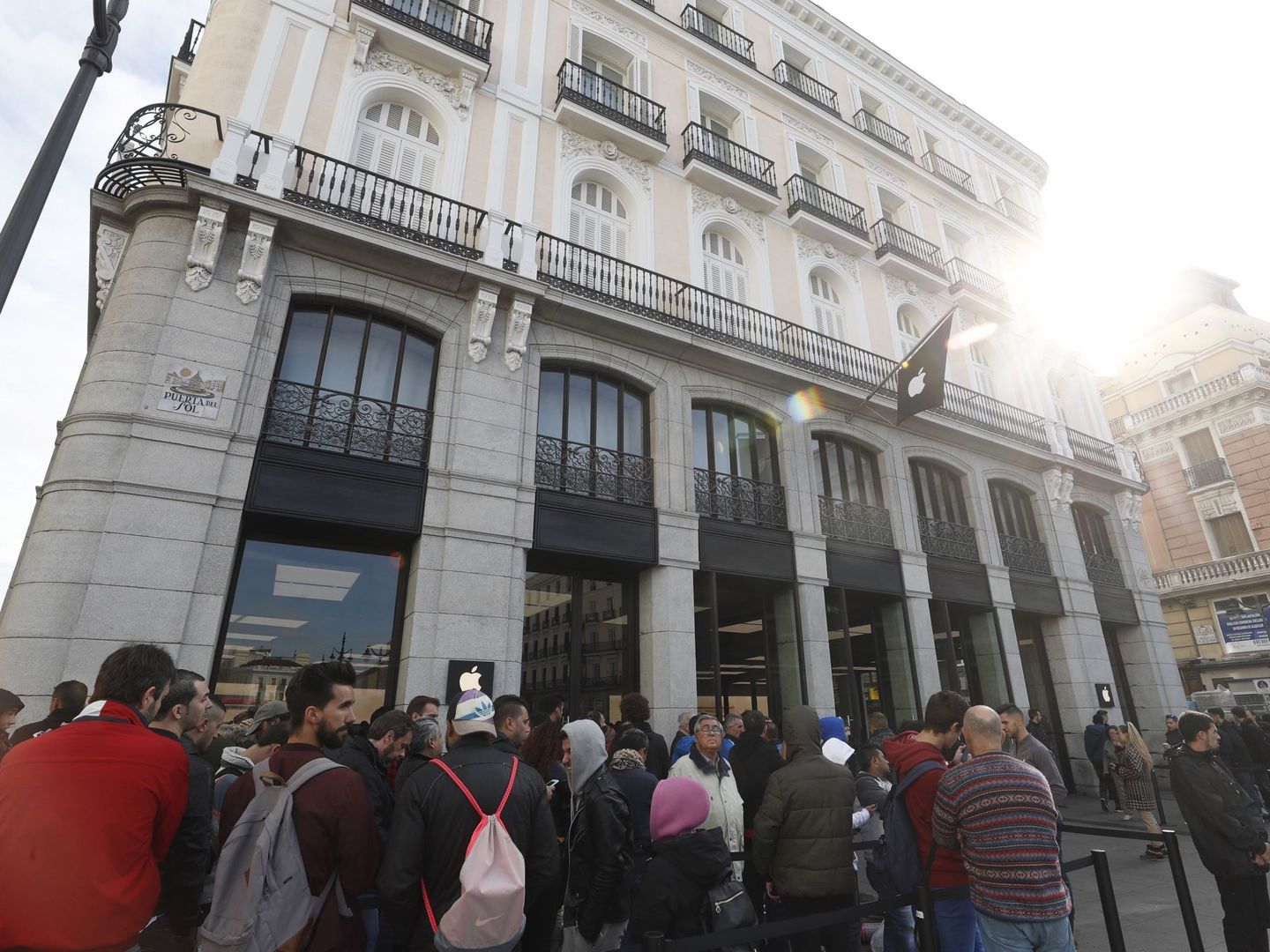 Foto de las largas colas en la tienda de Apple, ubicada en la Puerta del Sol, en el estreno del iPhone X. (EFE/Javier Lizon)