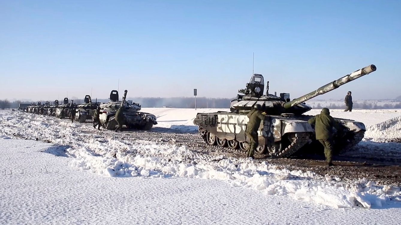 Foto: Tanques militares rusos regresan a base tras realizar ejercicios militares en la región de Voronezh. (EFE)