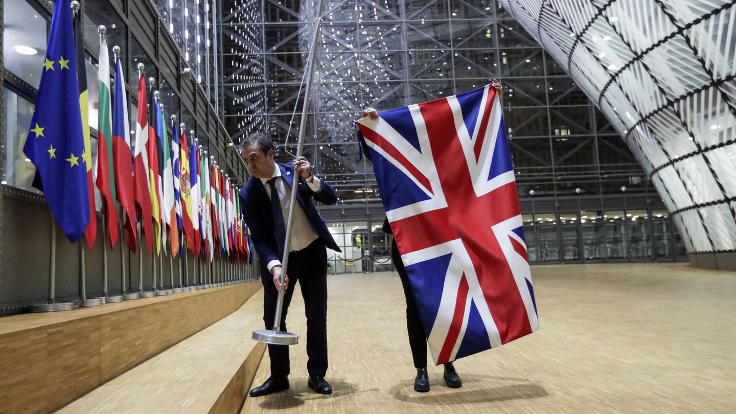 Trabajadores del Consejo Europeo retiran la bandera británica. (Reuters)