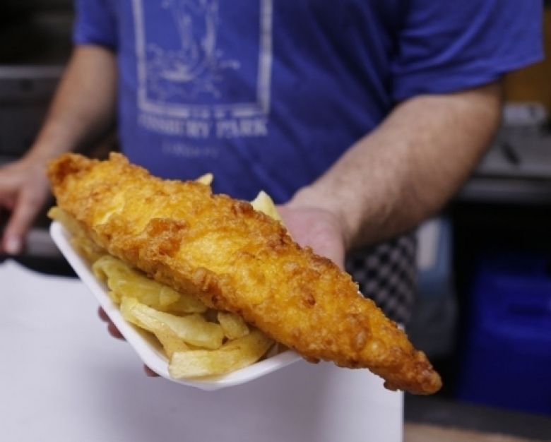 Ración de pescado frito con patatas (Reuters)