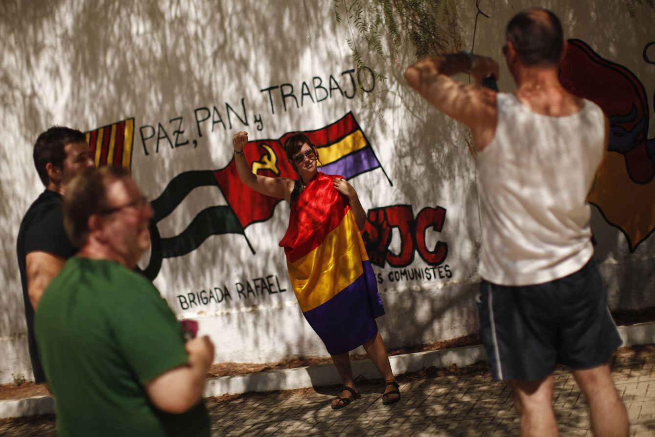 Un grupo de turistas se fotografía ante uno de los murales revolucionarios de Marinaleda. (EFE)