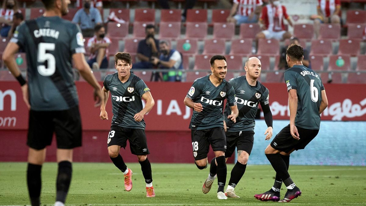 El Rayo brilla en una noche histórica en Girona y vuelve a Primera División (0-2)
