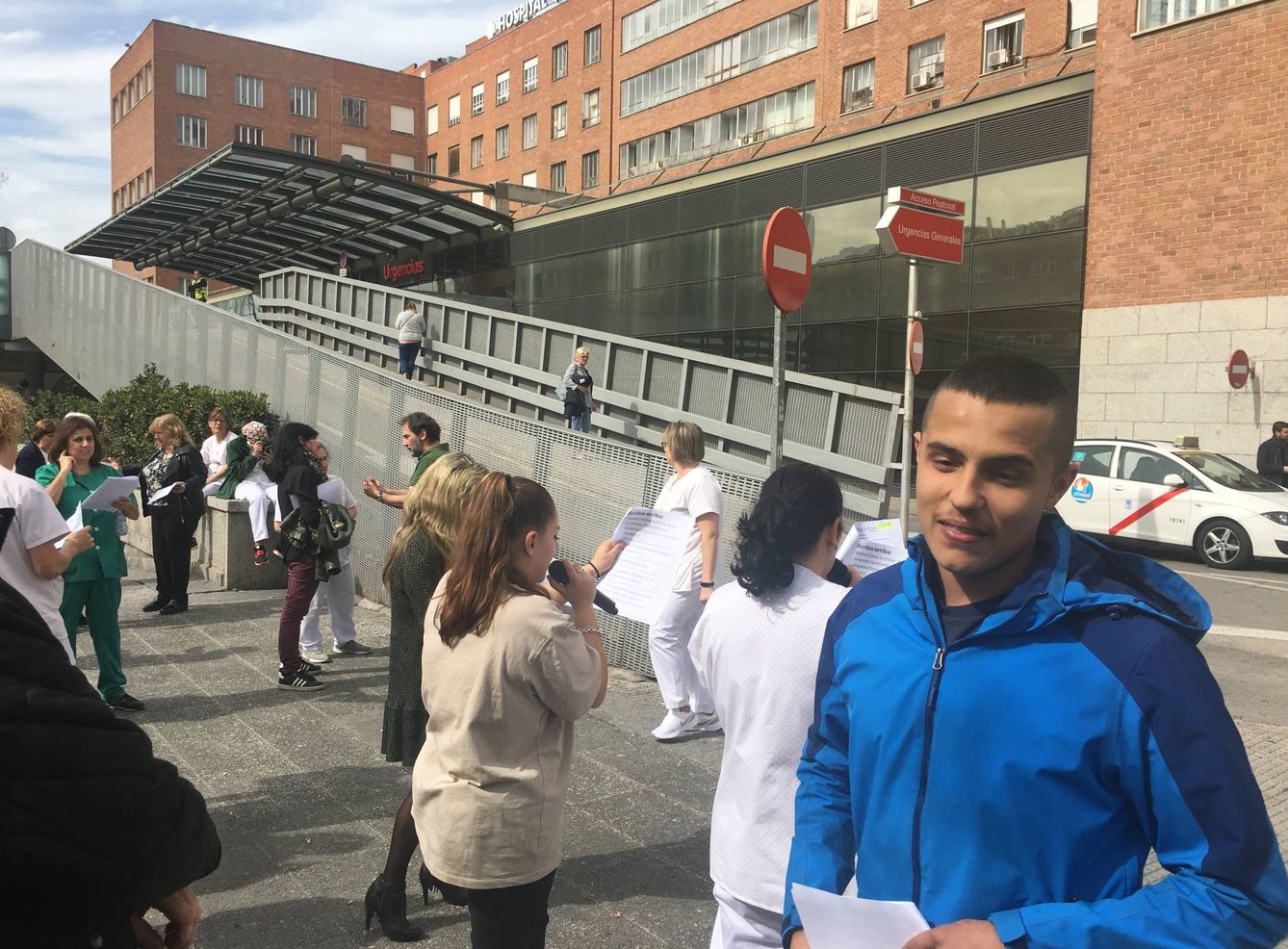 Empleados de limpieza del Hospital Clínico San Carlos de Madrid denuncian escasez de material. (M. G. R.)