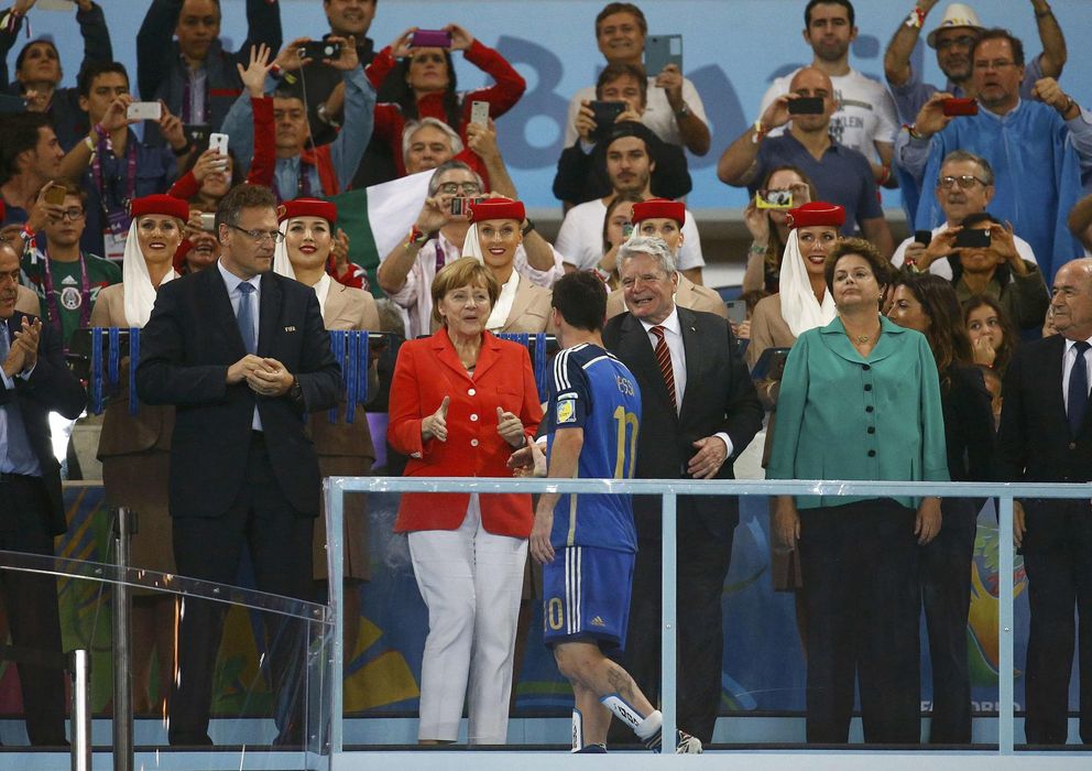 Foto: Messi desfila por el palco de Maracaná antes de recoger el Balón de oro del Mundial. 