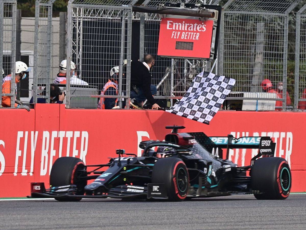 Foto: Hamilton ganó en Imola y dio el séptimo título a Mercedes. (Reuters)