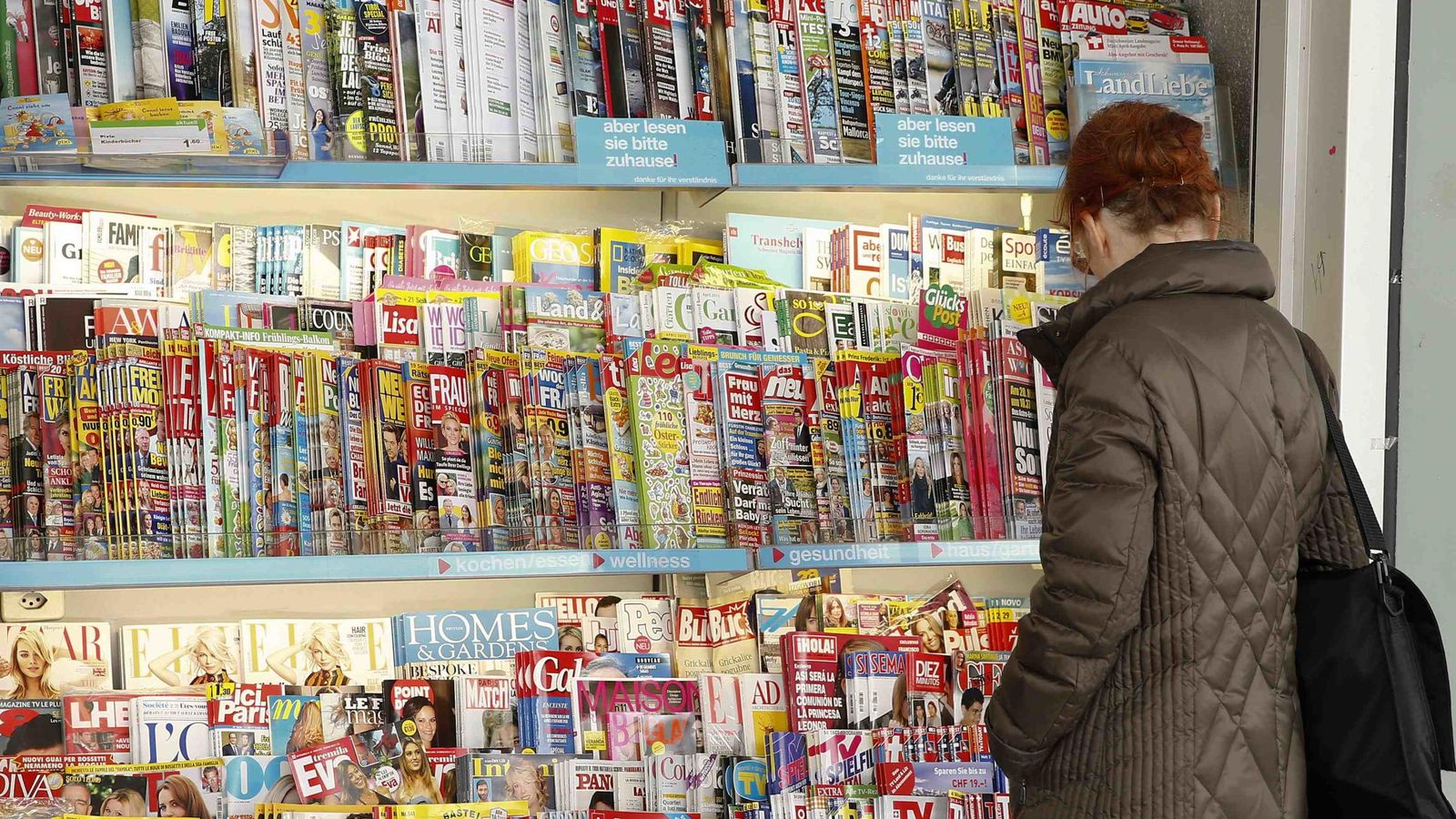 Foto: Una mujer mira un puesto de venta de revistas (Reuters)