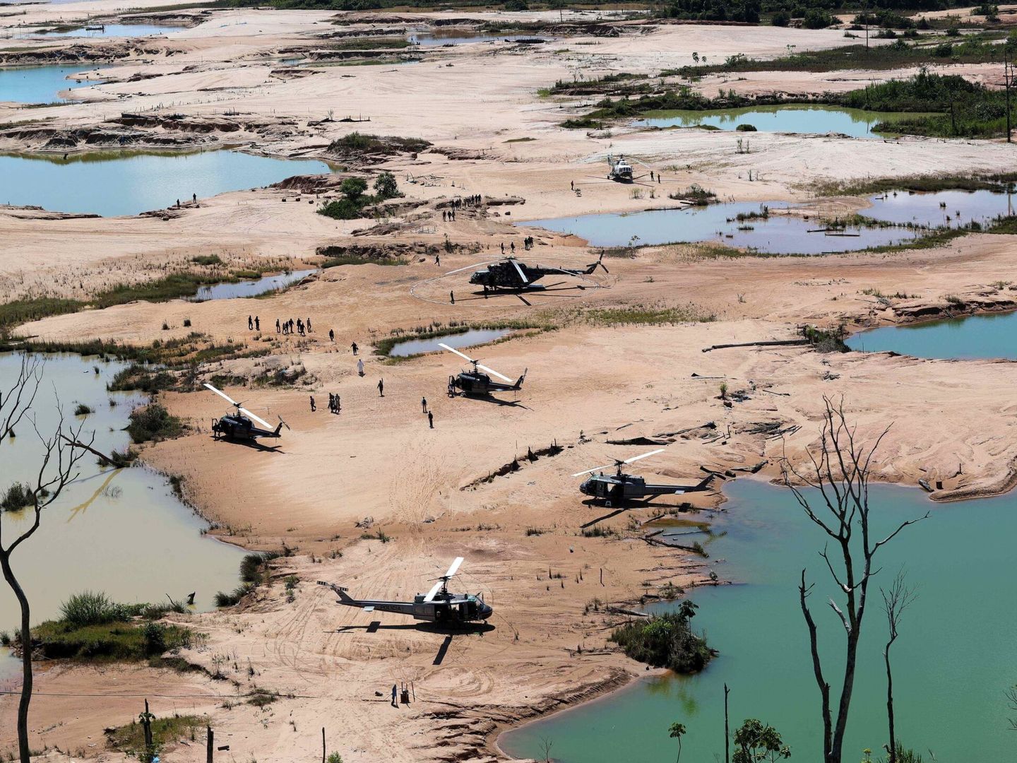 Esfuerzos militares para frenar la minería ilegal en el Amazonas. Foto: EFE/Ernesto Arias 