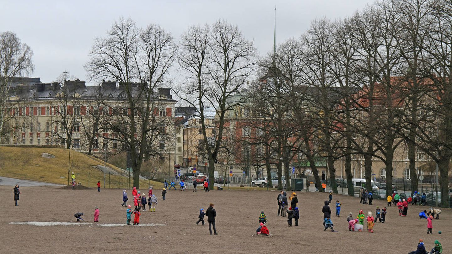 Niños jugando en un parque de Helsinki (Finlandia). (iStock)