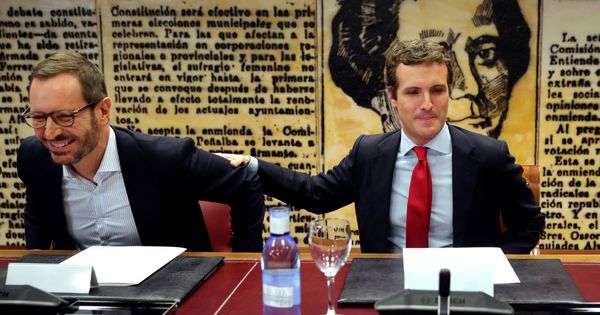 Foto: El portavoz del PP en el Senado, Javier Maroto, junto al líder del partido, Pablo Casado. (EFE)