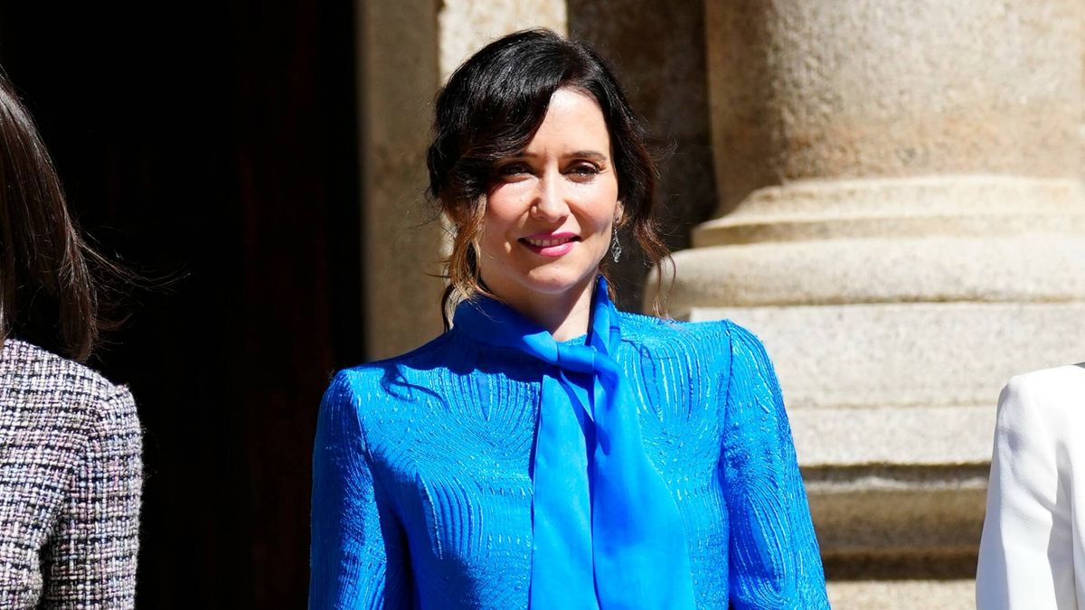 Isabel Díaz Ayuso copia a su amiga, Vicky Martín Berrocal, con un dos piezas azul  vibrante de blusa y pantalón