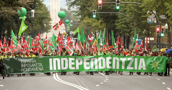 Foto: Una manifestación a favor de la independencia del País Vasco recorre las calles de Bilbao. (EFE)