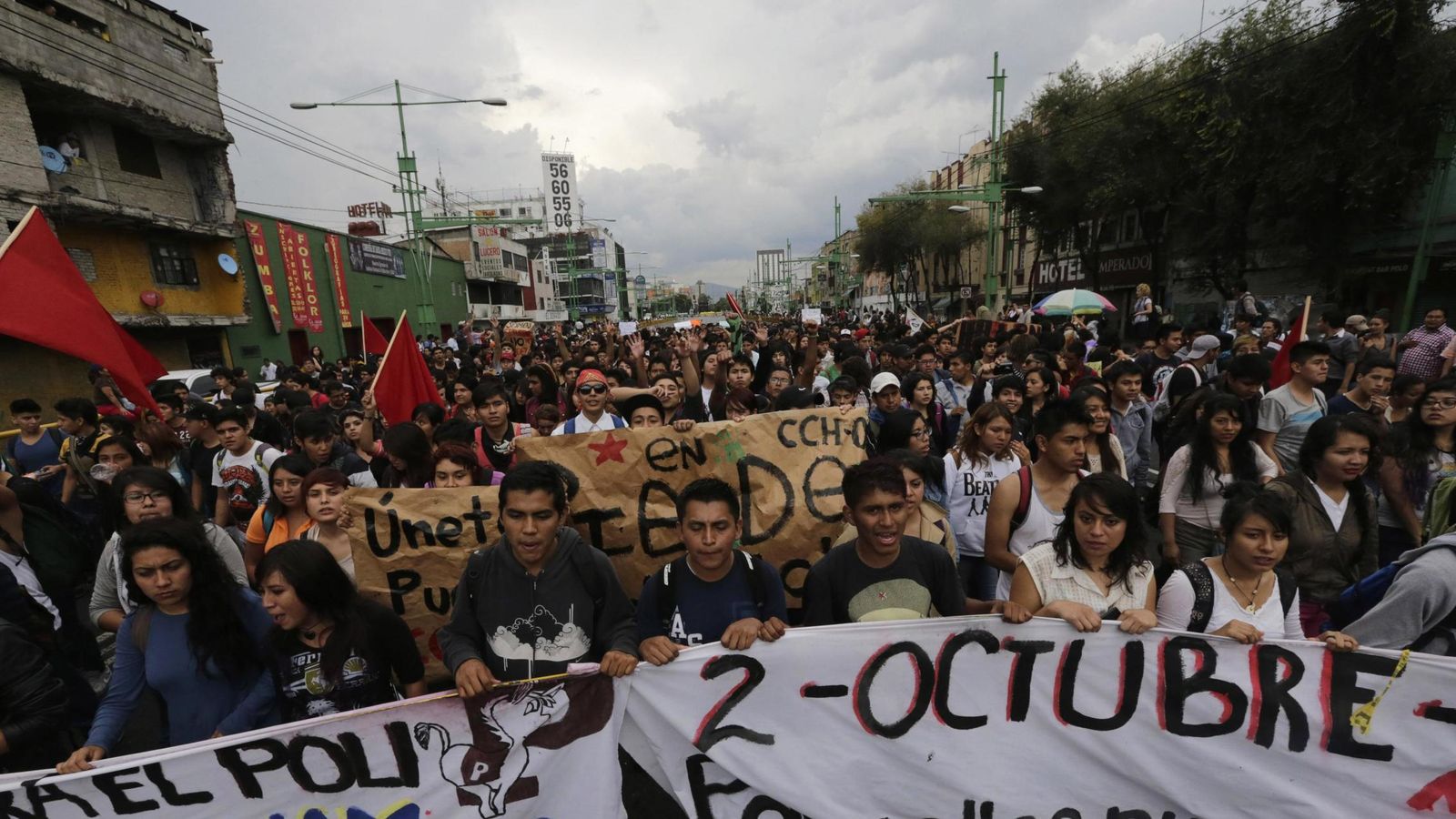 Foto: Estudiantes y miembros de organizaciones civiles participan en una marcha de conmemoración de la matanza de Tlatelolco, en Ciudad de México, el 2 de octubre de 2014. (Reuters)