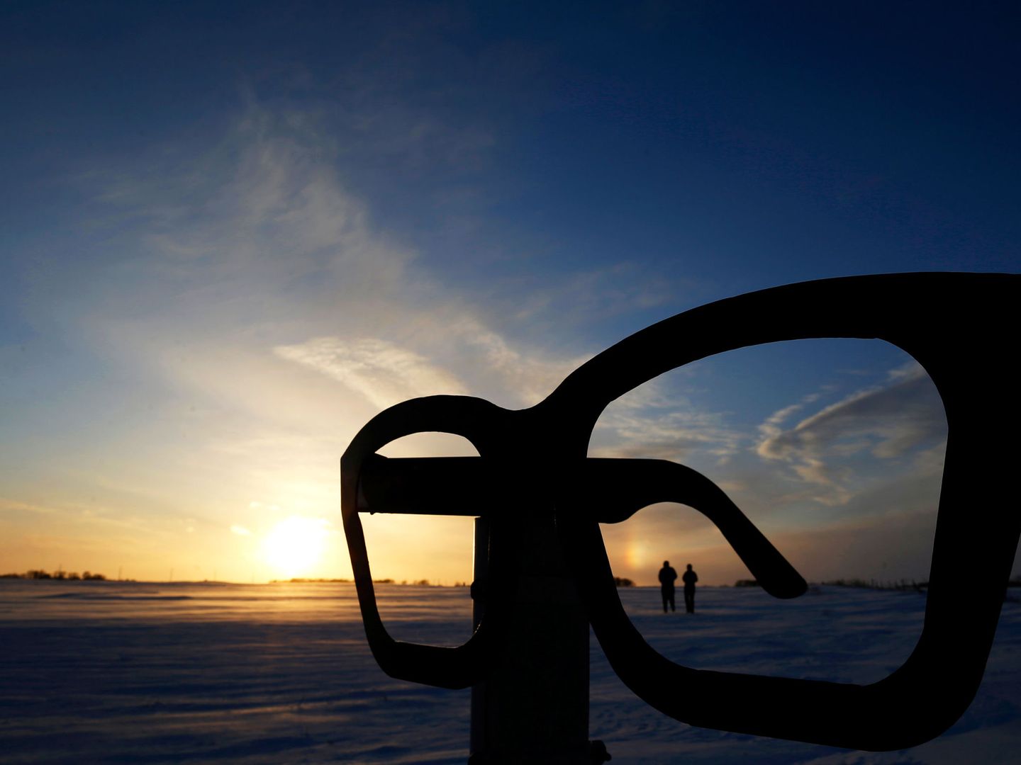 Las icónicas gafas de Holly, un tributo al músico en el lugar del accidente en Clear Lake, Iowa (Reuters)