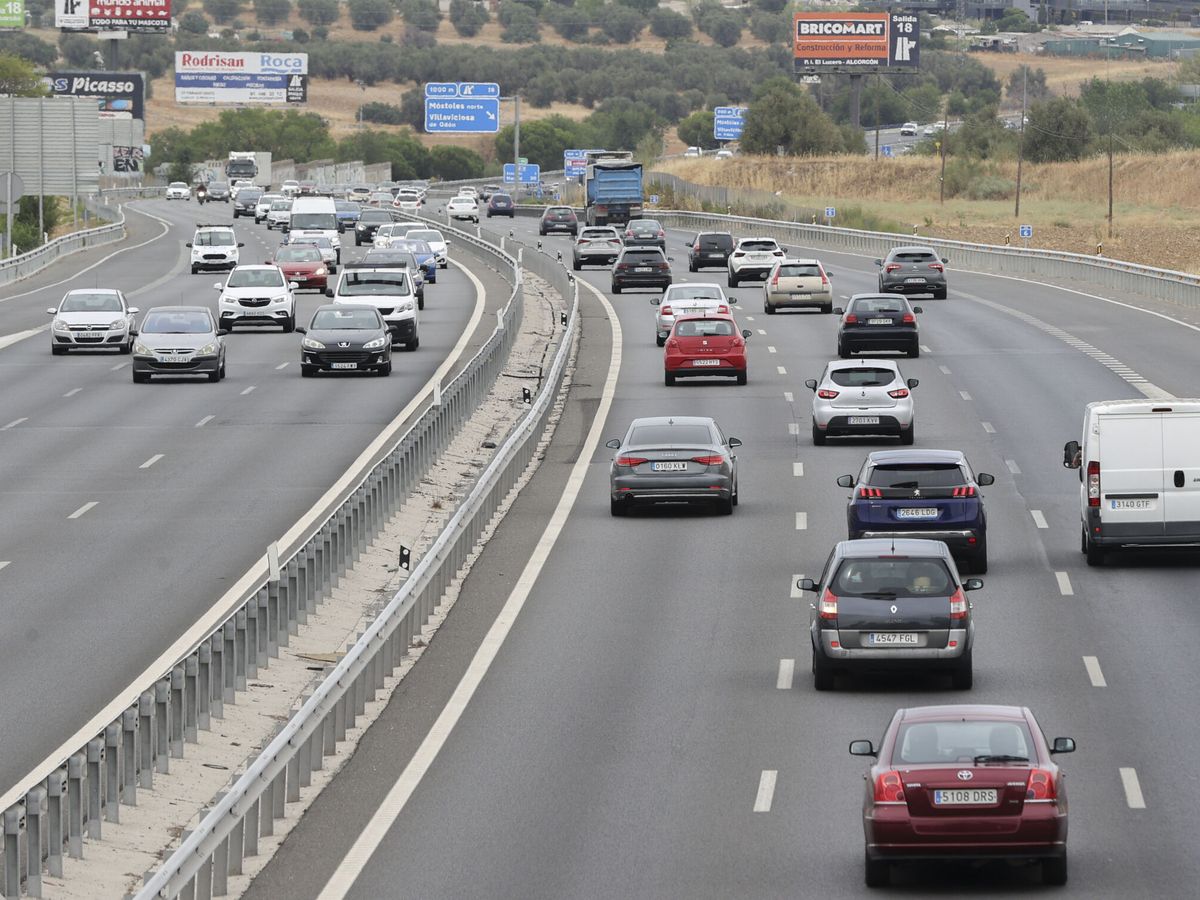 Foto: Varios vehículos circulan por la autovía A-5. (EFE/Kiko Huesca)