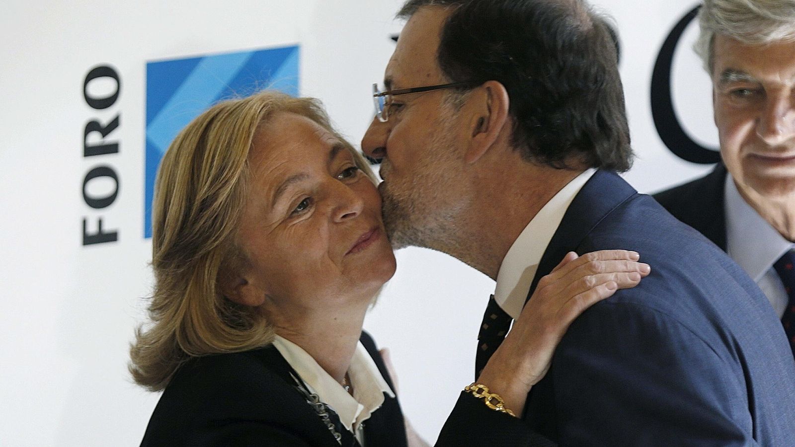 Foto: El presidente del Gobierno, Mariano Rajoy, saluda a la presidenta de ABC, Catalina Luca de Tena. (EFE)