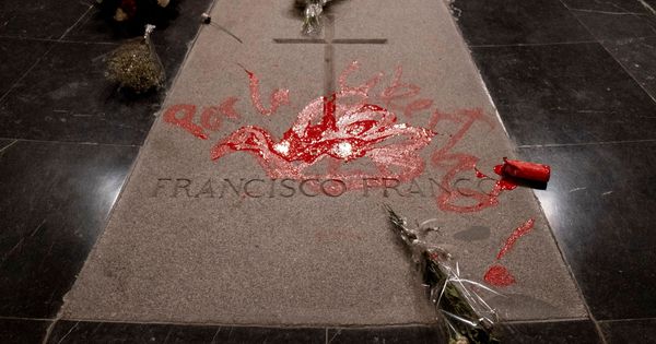 Foto: La tumba del dictador Francisco Franco en el Valle de los Caídos tras ser pintada, este 31 de octubre. (EFE)