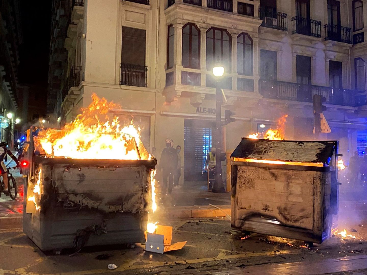 Contenedores ardiendo en Granada tras los disturbios por la libertad de Hasél. (EFE)