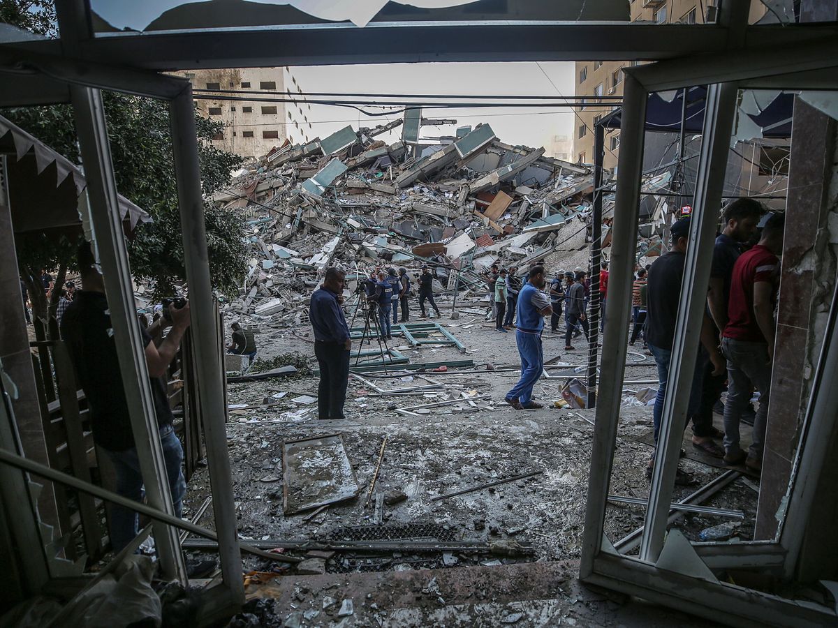 Foto: Escenas de destrucción en Gaza tras un bombardeo israelí. (EFE)