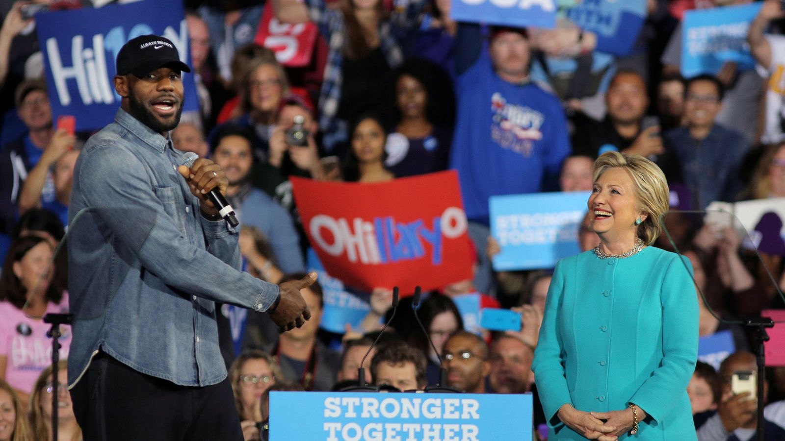 Foto: LeBron James fue el encargado de introducir a Hillary Clinton en el mítin de este domingo en Cleveland (Carlos Barria/Reuters)
