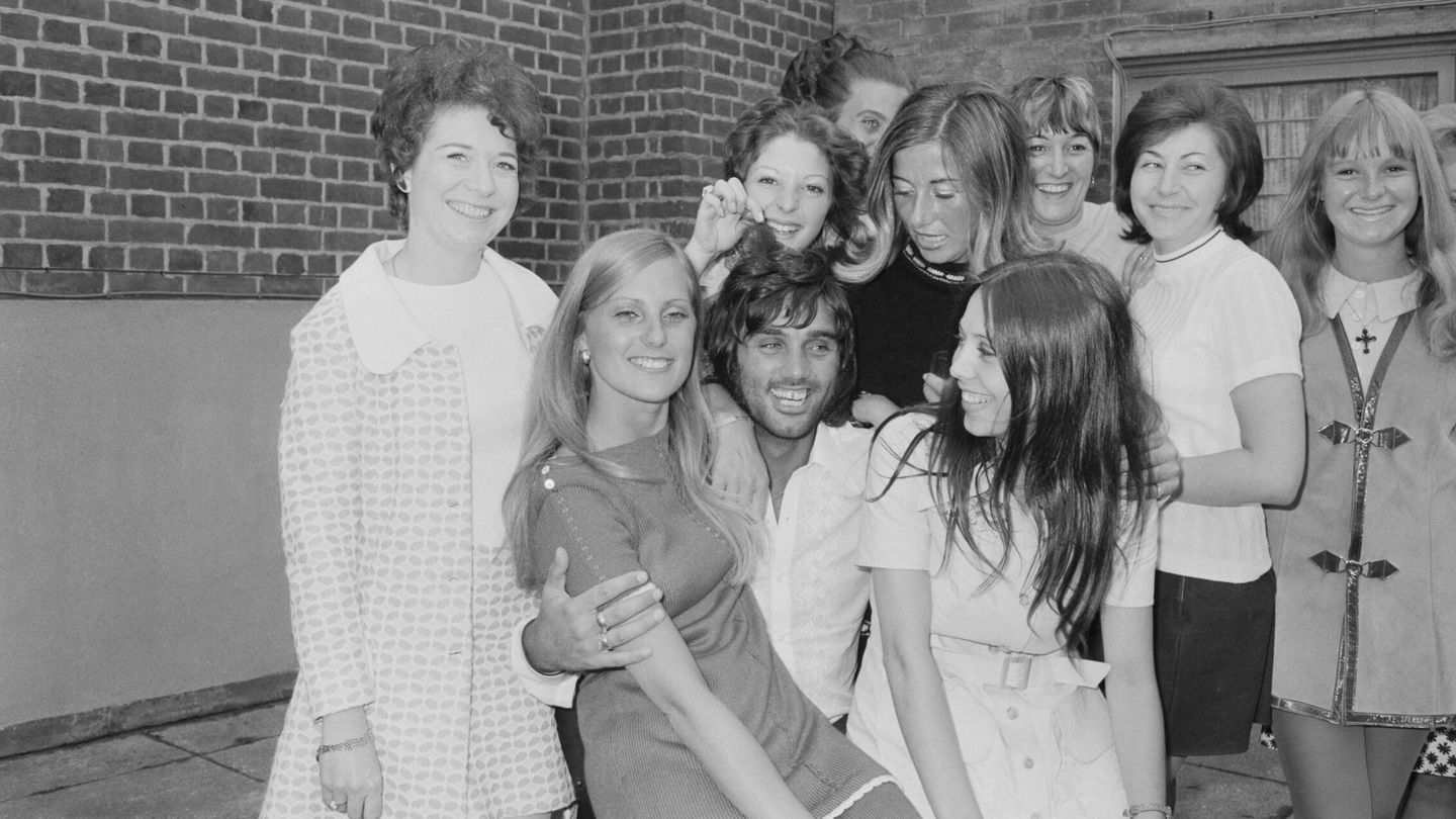 Best, rodeado de mujeres en 1970. (Getty/Pierre Manevy)