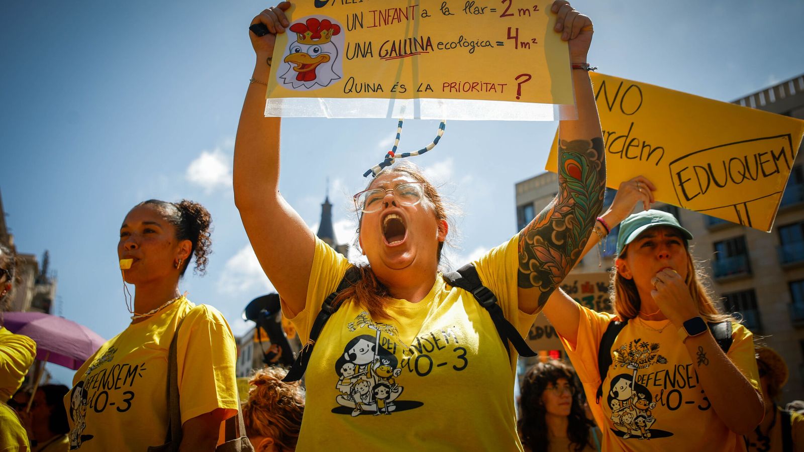 Varias protestas de profesores cortan las principales vías de acceso y salida de Barcelona