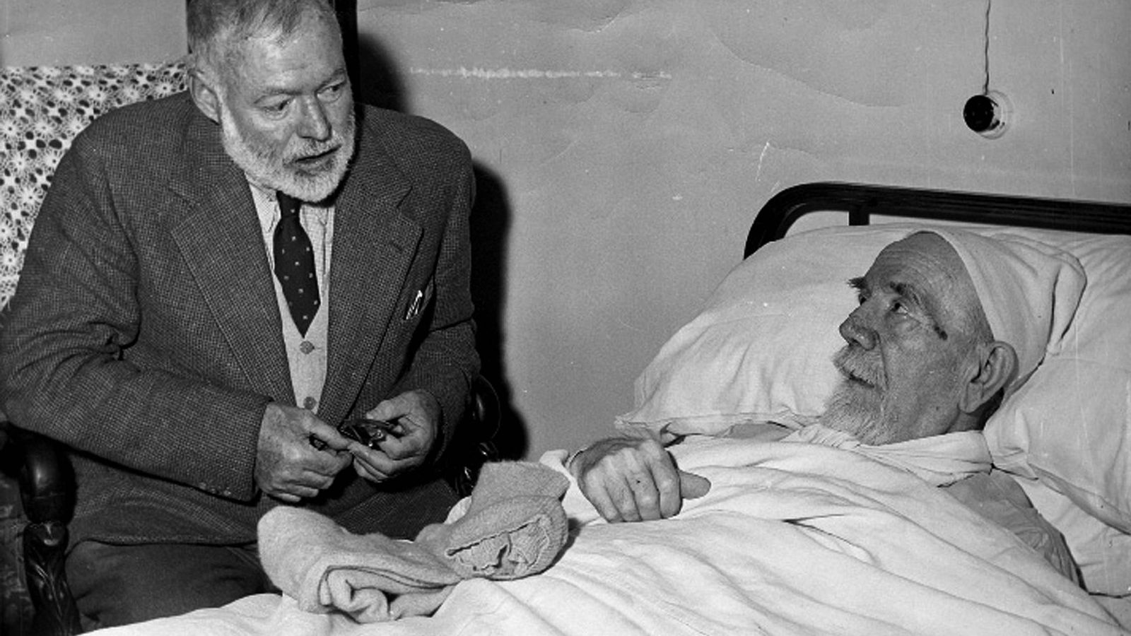 Fotografía del archivo de Castillo Puche y fechada el 9/10/1956 del escritor Ernest Hemingway durante la visita que realizó a Pío Baroja, enfermo de arterioesclerosis, en su domicilio madrileño. (EFE)