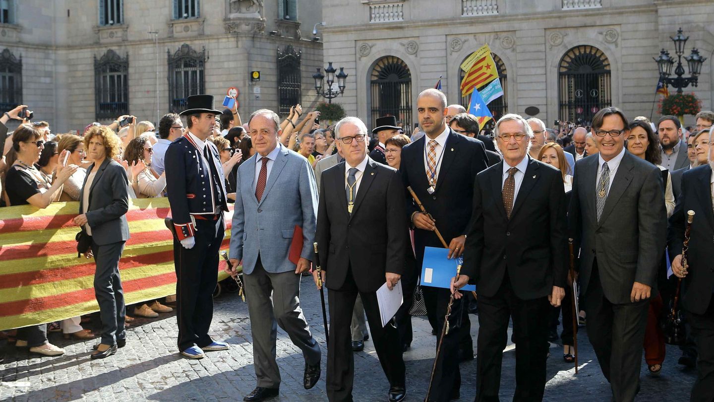 El alcalde de Barcelona, Xavier Trias, (3d) y otros ediles catalanes se dirigen a la reunión con Artur Mas. (Efe)