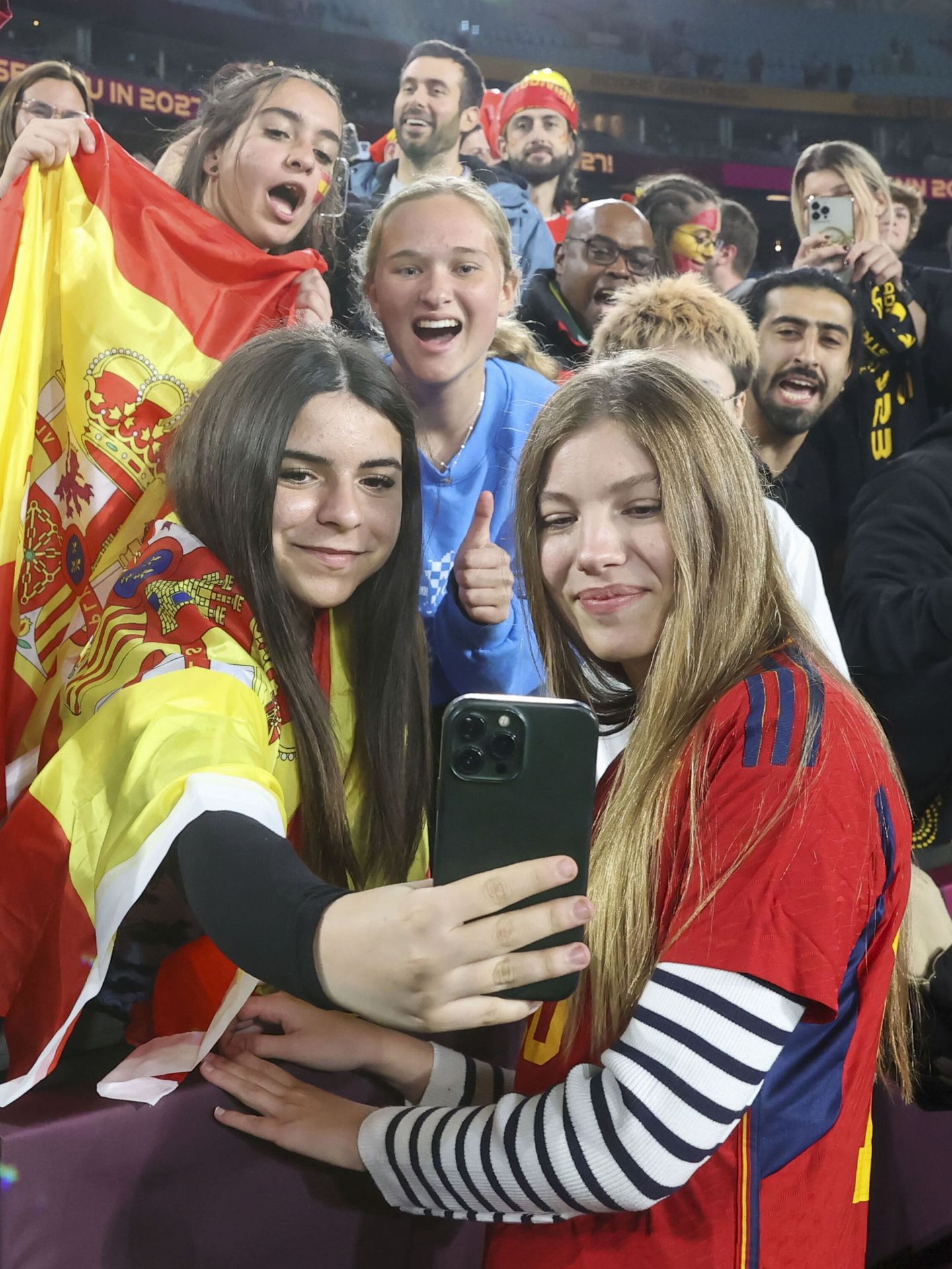 La infanta Sofía, con aficionados en la final del Mundial de fútbol femenino. (EFE)