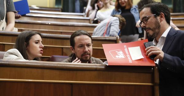 Foto: El secretario general de Podemos, Pablo Iglesias, conversa con la portavoz de su grupo, Irene Montero (i), y el líder de IU, Alberto Garzón, durante el pleno de los presupuestos. (EFE)
