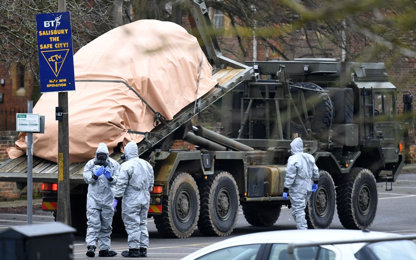 Personal militar con trajes especiales tras el ataque con gas nervioso a Sergei Skripal en Salisbury, Reino Unido. (Reuters)