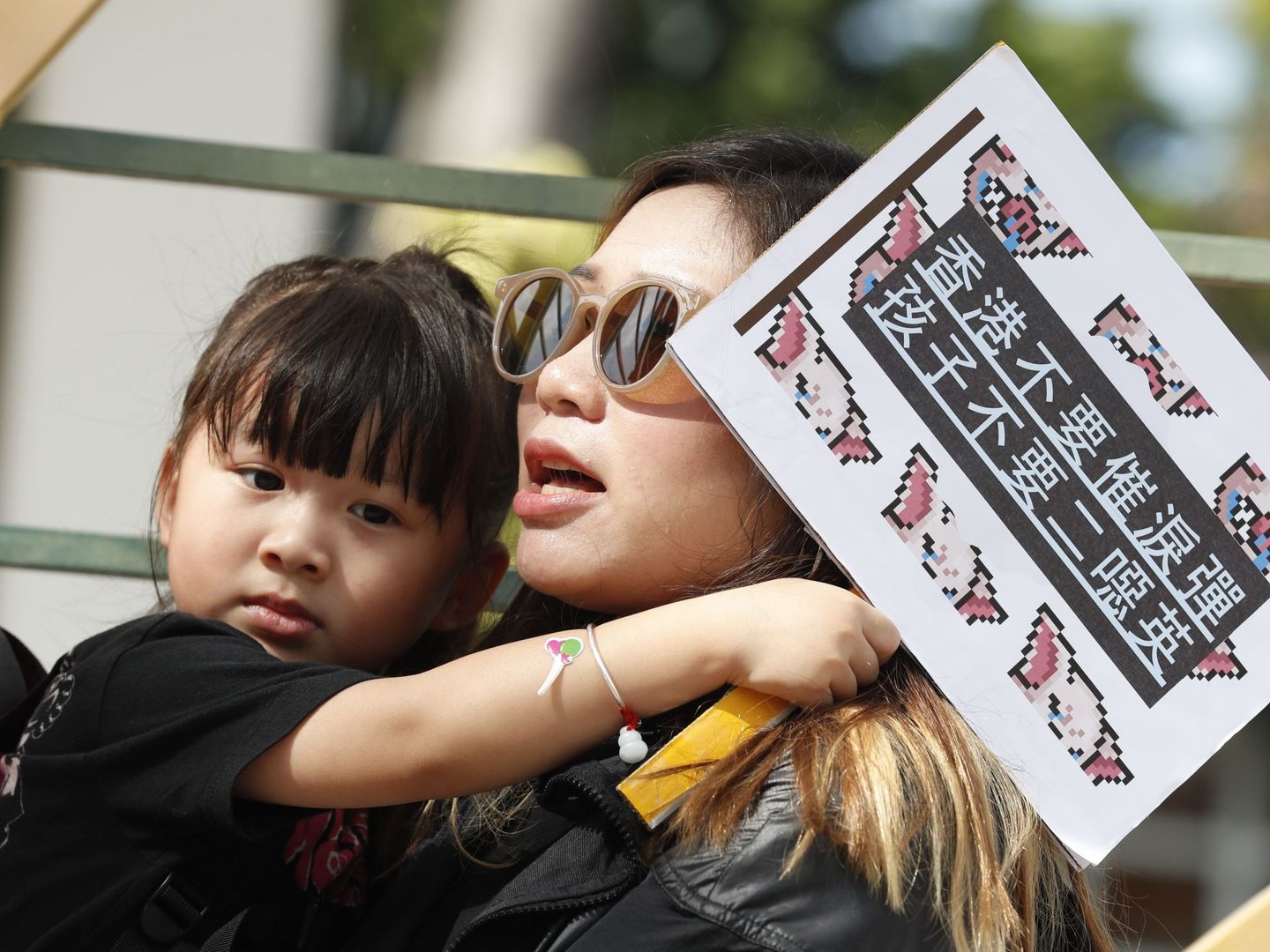 Una madre y su hija en una manifestación en Hong Kong. (EFE)