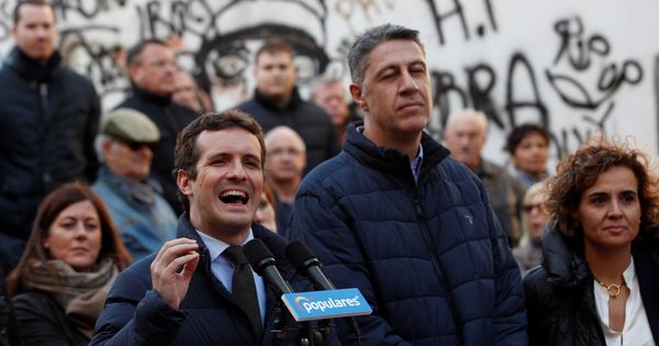 Foto: El líder del PP, Pablo Casado, junto al alcaldable de su partido por Badalona, Xavier García Albiol (c), y Dolors Montserrat (d). (EFE)