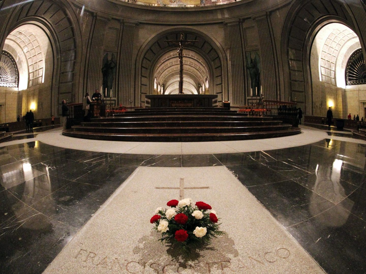 Sepultura de Francisco Franco en el interior de la Basílica de la Santa Cruz del Valle de Los Caídos. (EFE)