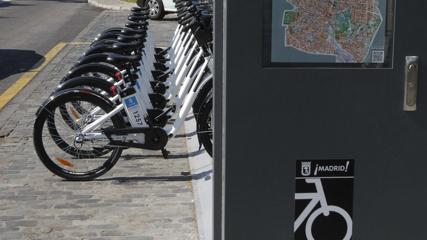 Bicicletas eléctricas del servicio de Bicimad, en la ciudad de Madrid. (EFE)