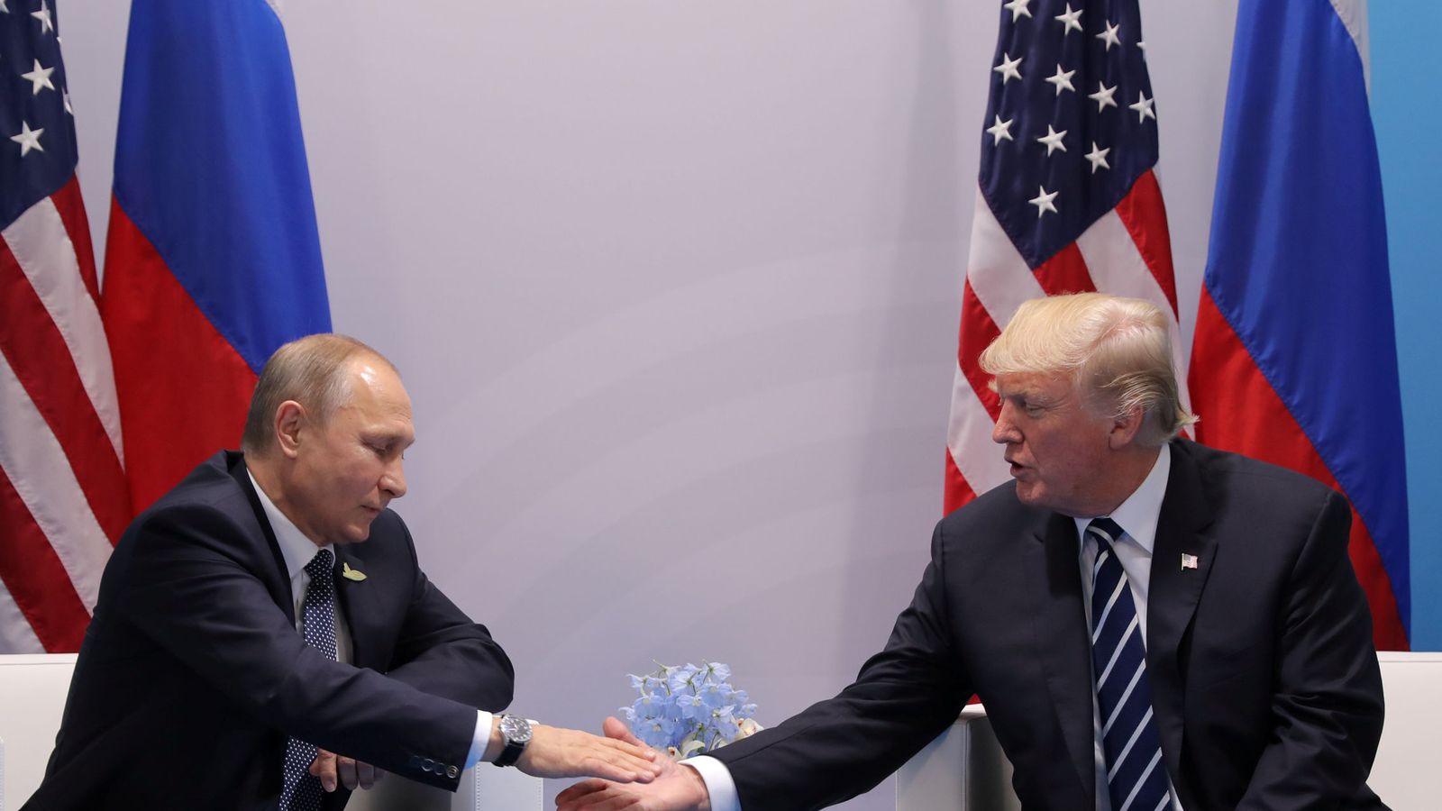 Foto: Donald Trump y Vládimir Putin durante la cumbre del G20 en Hamburgo. (Reuters)