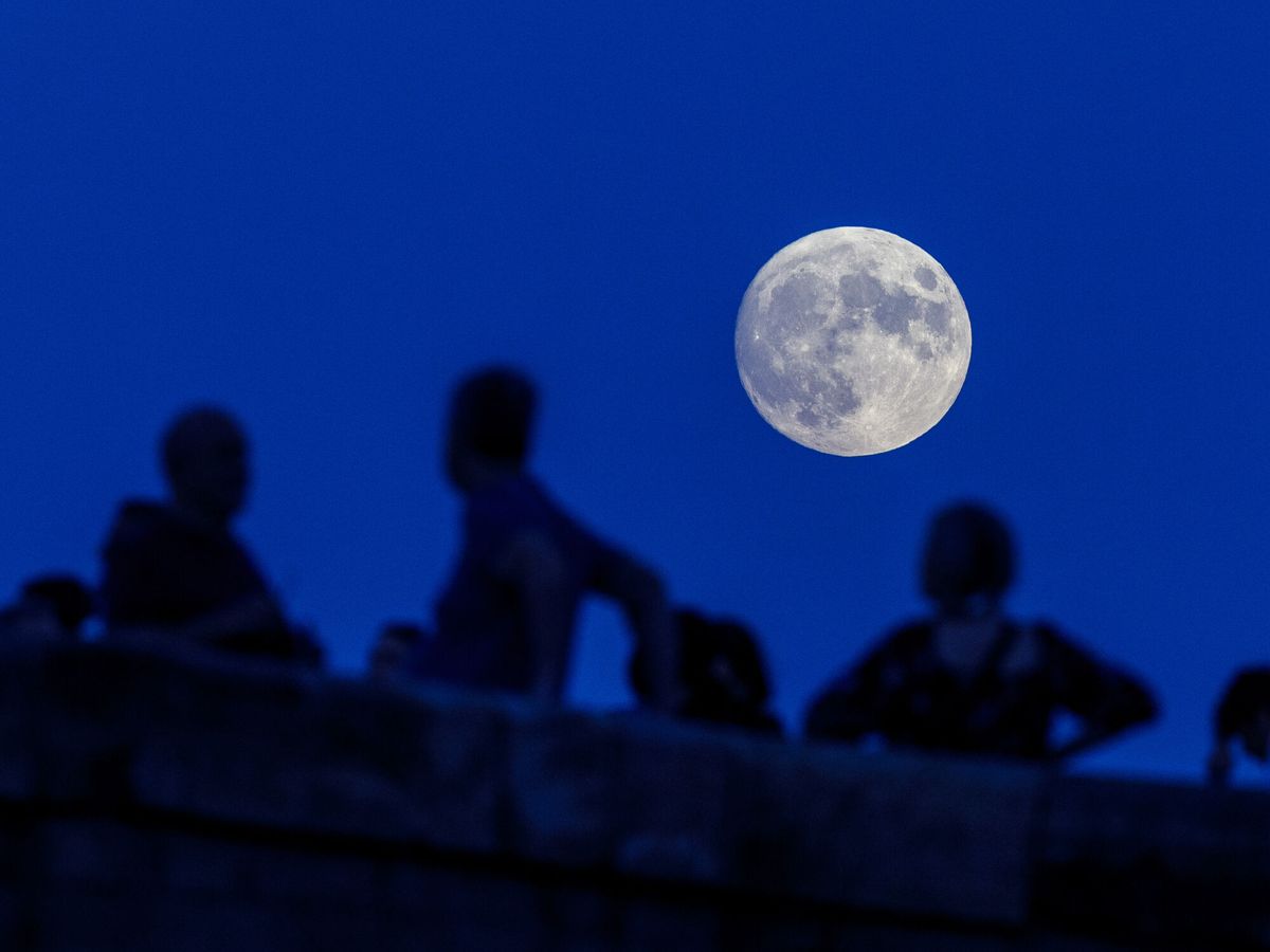 Foto: Luna llena de octubre 2023: a qué hora y dónde ver mejor (EFE/JAVIER BELVER)