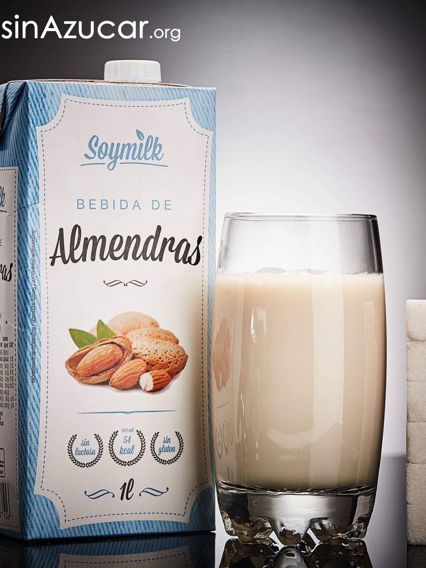 Un vaso de bebida de almendras de la marca Soymilk (300ml) contiene 24g de azúcar, equivalente a 6 terrones. (sinazucar.org)