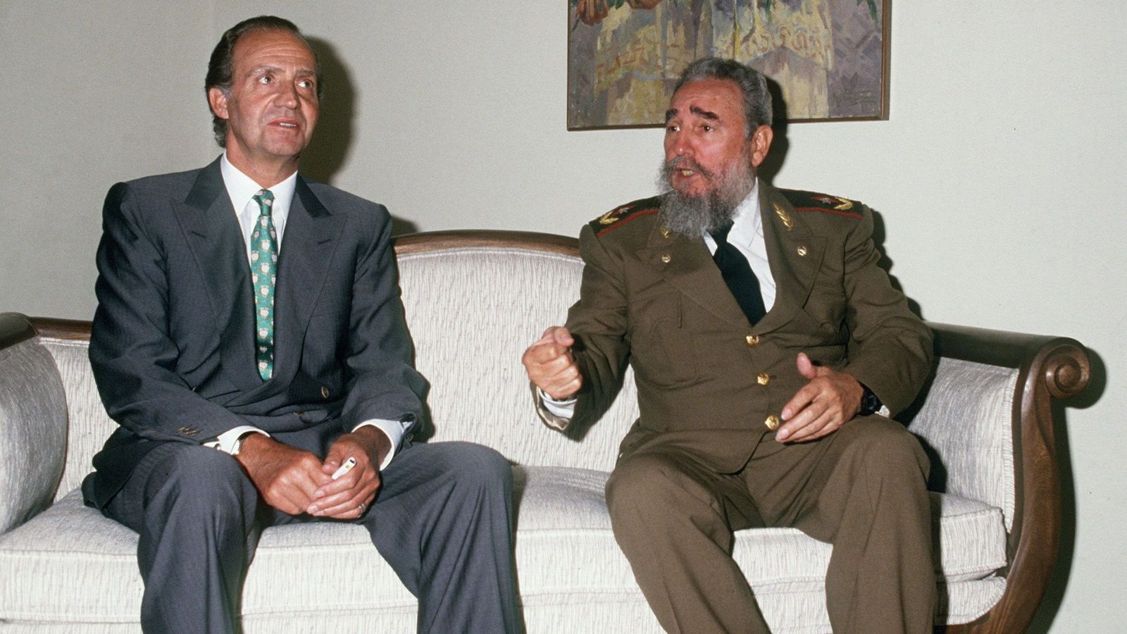 Foto: Fotografía tomada en 1991 del por entonces rey Juan Carlos junto al líder cubano Fidel Castro. (EFE)