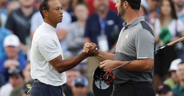 Foto: Jon Rahm (d) y Tiger Woods jugaron juntos las dos primeras rondas del Masters de Augusta. (EFE)