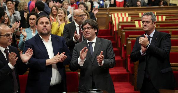 Foto: El presidente de la Generalitat, Carles Puigdemont, aplaude la aprobación de la ley del referéndum. (EFE)
