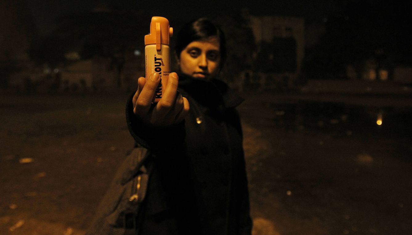 Foto: Shaswati Roy, de 23 años, muestra el frasco de spray pimienta que lleva consigo en un parque público de Delhi (Reuters).