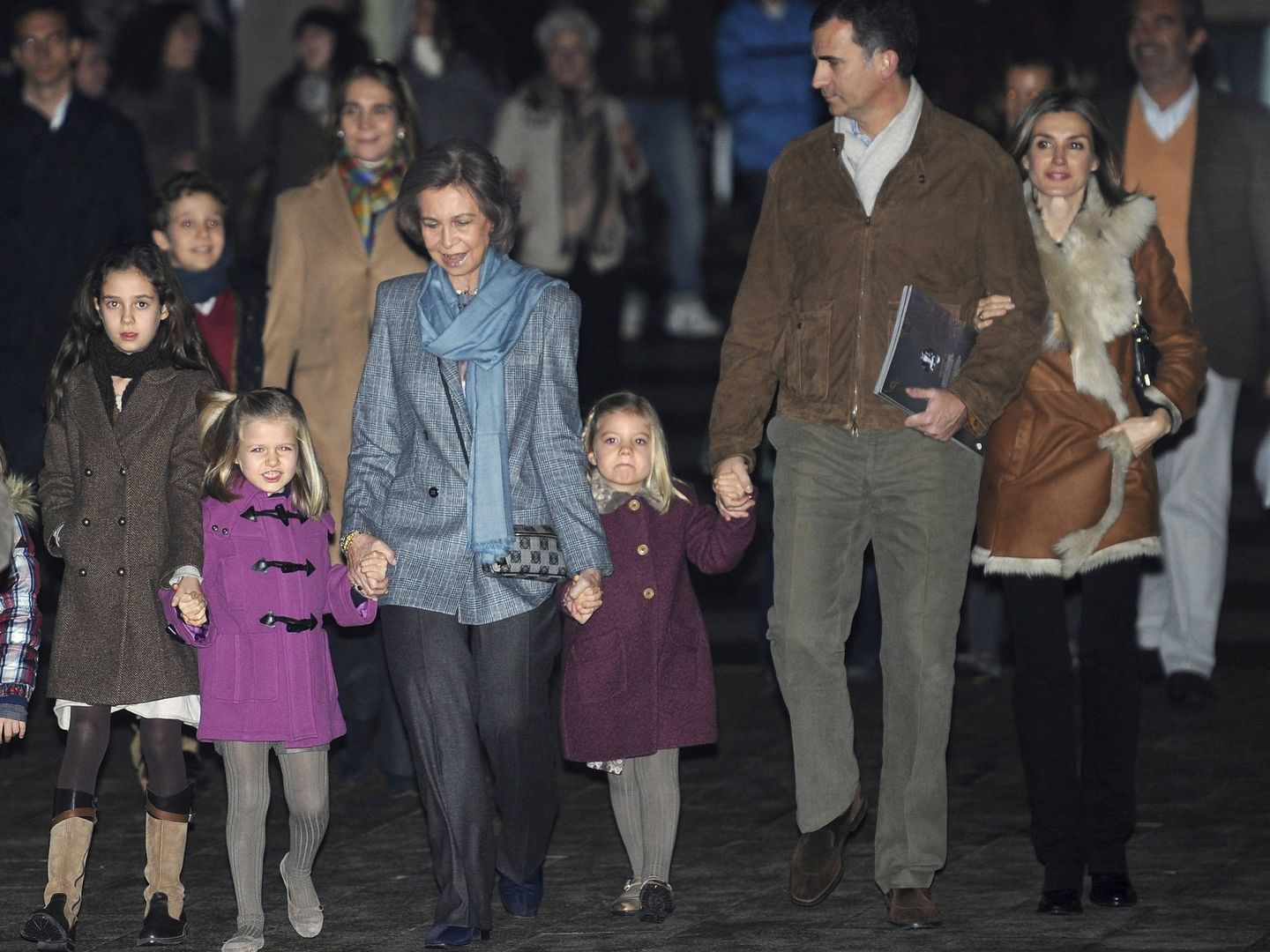 La infanta Elena con sus hijos, la reina Sofía, los Reyes y sus hijas viendo al Circo del Sol en 2011. (EFE)