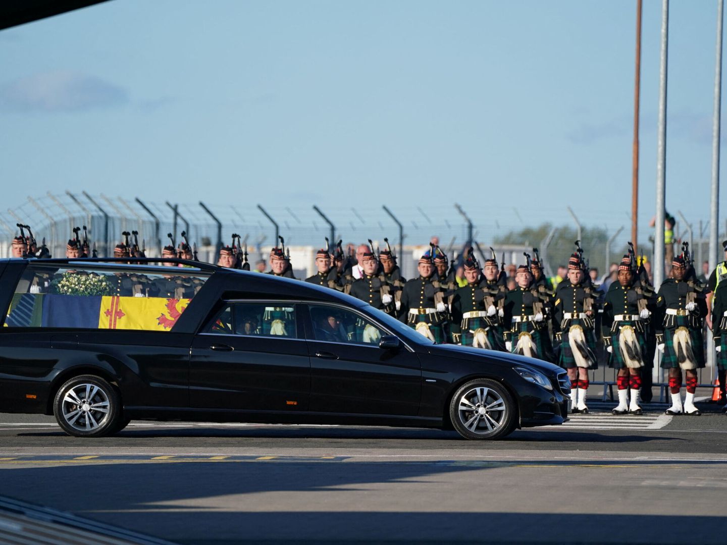 El féretro de la reina Isabel II en el aeropuerto de Edimburgo. (Reuters/Pool/Andrew Milligan)