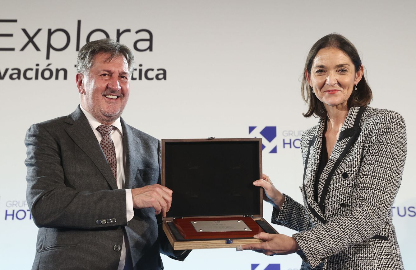 Amancio López, presidente de Grupo Hotusa, con la ministra de Industria, Turismo y Comercio, Reyes Maroto, el pasado enero, durante la clausura del IX Foro Hotusa. (EFE/Kiko Huesca)