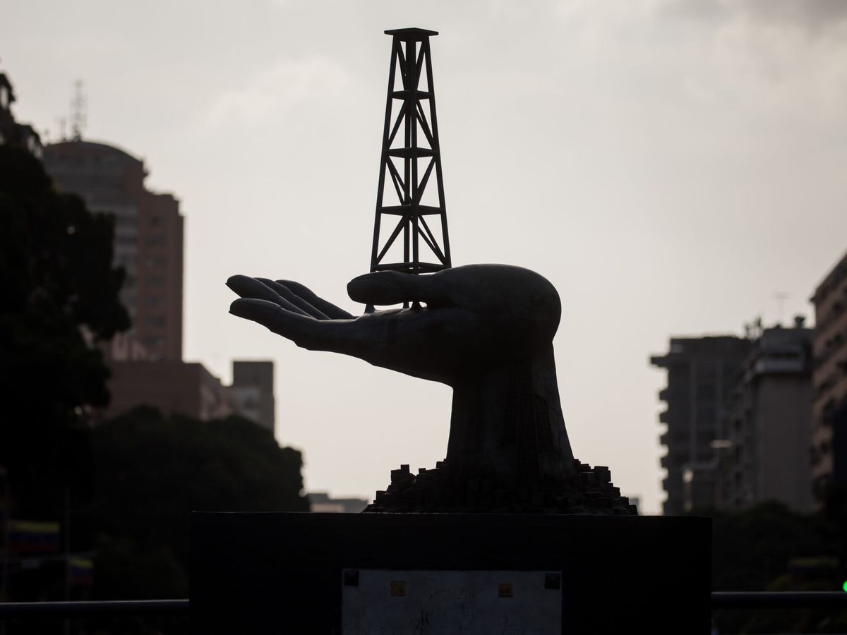 Foto: Escultura en las instalaciones de Petróleo de Venezuela. (EFE/Miguel Gutiérrez)