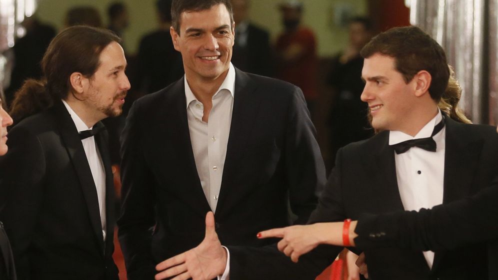 Foto: Pablo Iglesias, Pedro Sánchez y Albert Rivera este sábado en la gala de los Premios Goya 2016. (Efe)