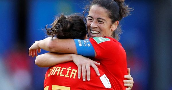 Foto: Lucía García se abraza a Marta Torrejón tras anotar el tercer gol para la Selección. (Reuters)