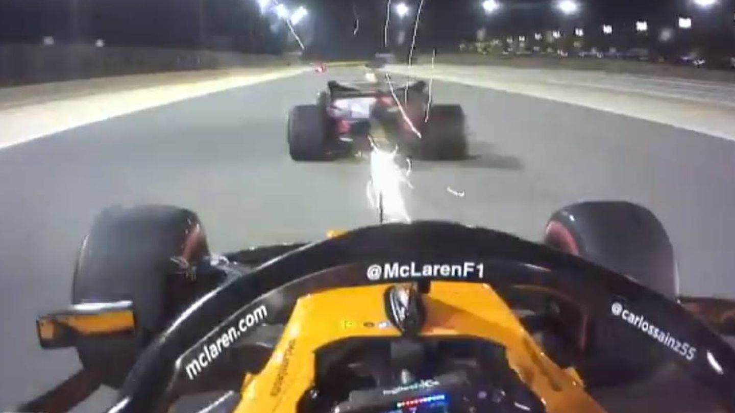 Carlos Sainz persiguiendo a Verstappen en Bahrein.